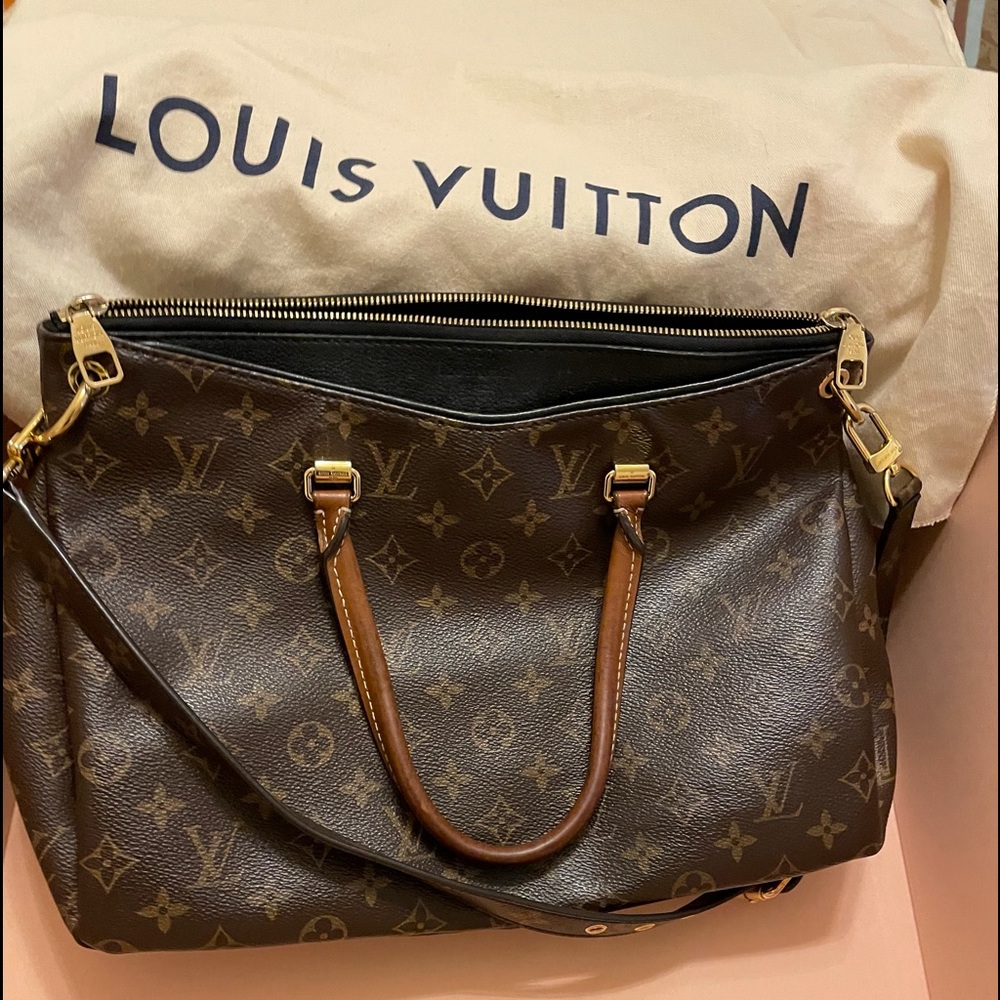 LOUIS VUITTON
Monogram Pallas Black